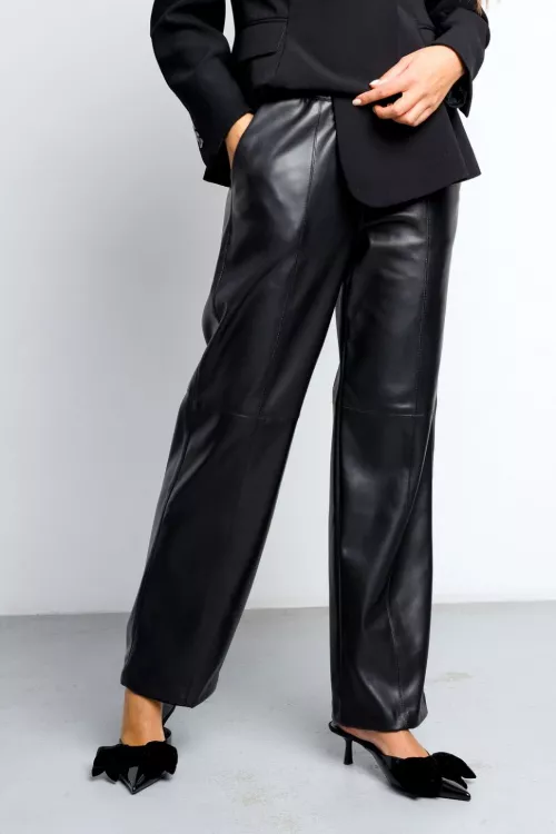 Брюки Эффект (экокожа) черный последний размер